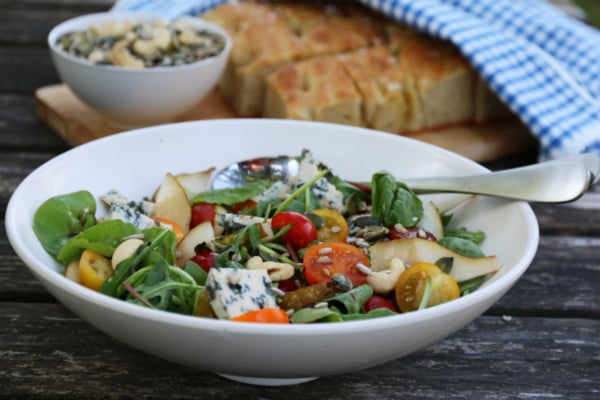 salat med tomater, pære, blåmuggost og ristedt salatmiks