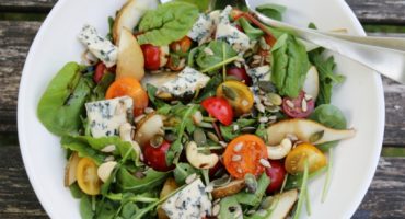 Image: SALAT MED TOMAT, PÆRE, OST OG KRØNSJ