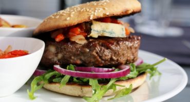 Image: HAMBURGER MED PAPRIKASALSA OG BLÅMUGGOST