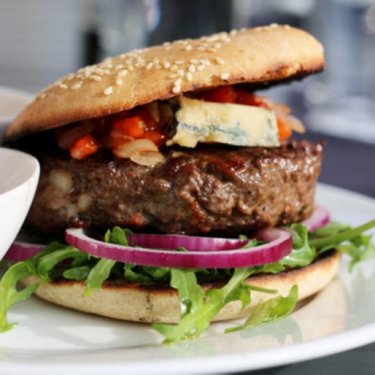 Image: HAMBURGER MED PAPRIKASALSA OG BLÅMUGGOST