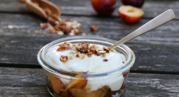 Image: PLOMMER MED YOGHURTKREM OG KRØNSJ