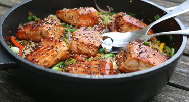 Image: TERIYAKILAKS MED WOKEDE GRØNNSAKER OG NUDLER