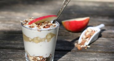 Image: TILSLØRTE BONDEPIKER MED YOGHURT