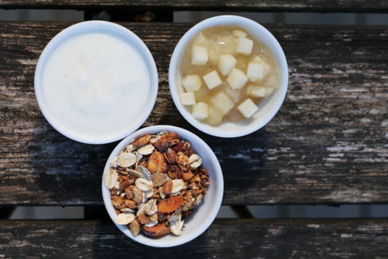 Tilslørte bondepiker med yoghurt