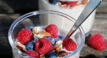 Image: KJØLESKAPSGRØT MED YOGHURT OG BÆR