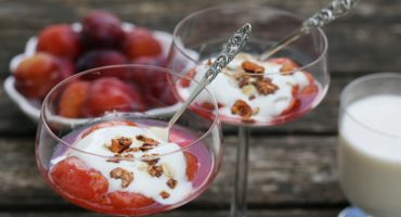 Image: PLOMMER I KONJAKK MED YOGHURTKREM