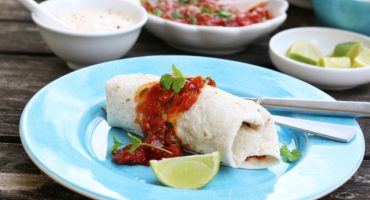 Image: BURRITOS MED CHILIKYLLING OG HVITLØKSDRESSING