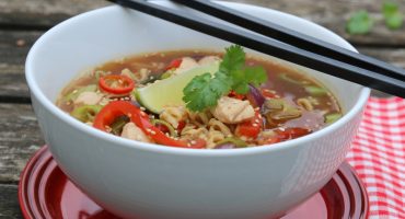 Image: KYLLINGSUPPE MED NUDLER, PAPRIKA OG CHILI