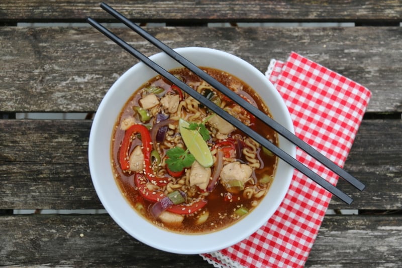 Nudelsuppe med kylling, paprika og kikkoman