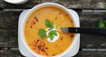 Image: SPICY GULROTSUPPE MED RØDE LINSER