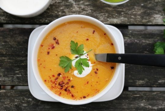 Image: SPICY GULROTSUPPE MED RØDE LINSER