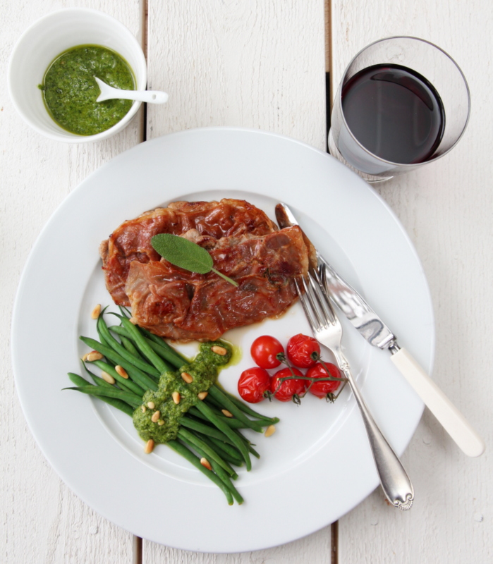 Saltimbocca med pestobønner og tomater