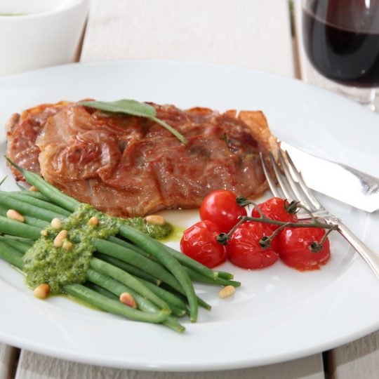 Image: SALTIMBOCCA MED PESTOBØNNER OG TOMATER