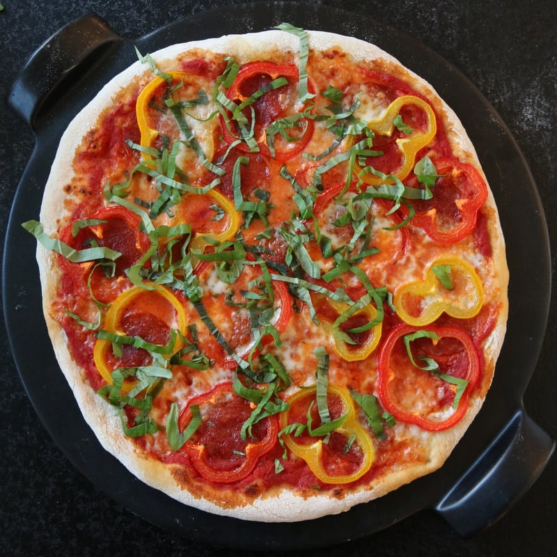 Pizza med pepperoni og paprika