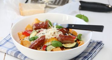 Image: PASTA MED PØLSER, GRILLEDE GRØNNSAKER OG PARMESAN