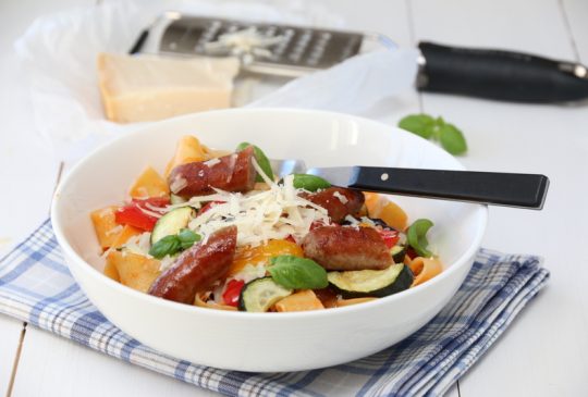 Image: PASTA MED PØLSER, GRILLEDE GRØNNSAKER OG PARMESAN