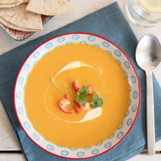 Image: Gulrotsuppe med ingefær, krepsehaler og ostetortillas