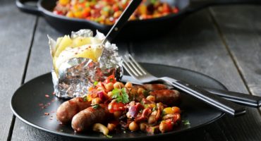 Image: PØLSER OG LUN SALSA MED CHORIZO OG KIKERTER