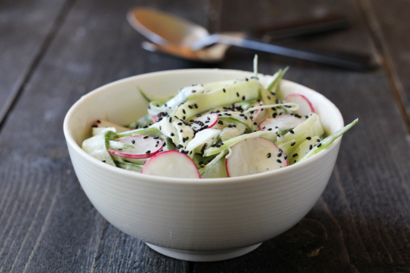 Soyamarinert laks med agurk- og eplesalat