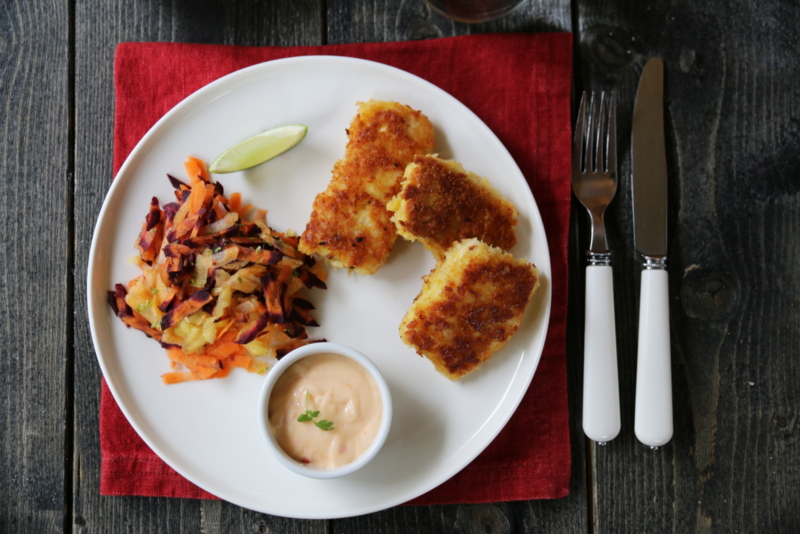 Fiskepinner med råkostsalat og chilimajones