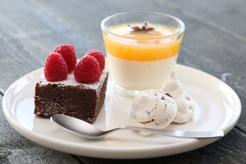 Panna cotta, brownie og marengs