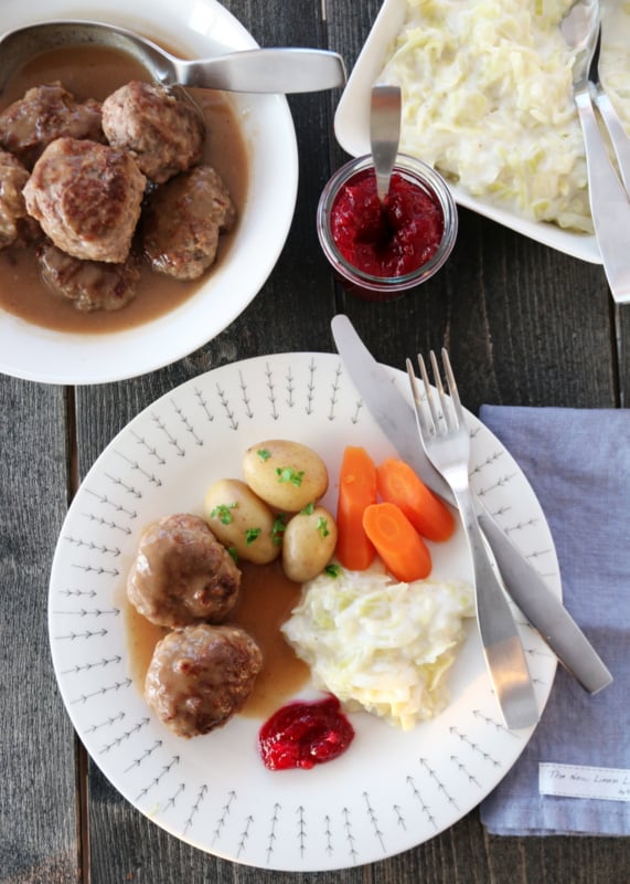 Kjøttkaker med brun saus og kålstuing