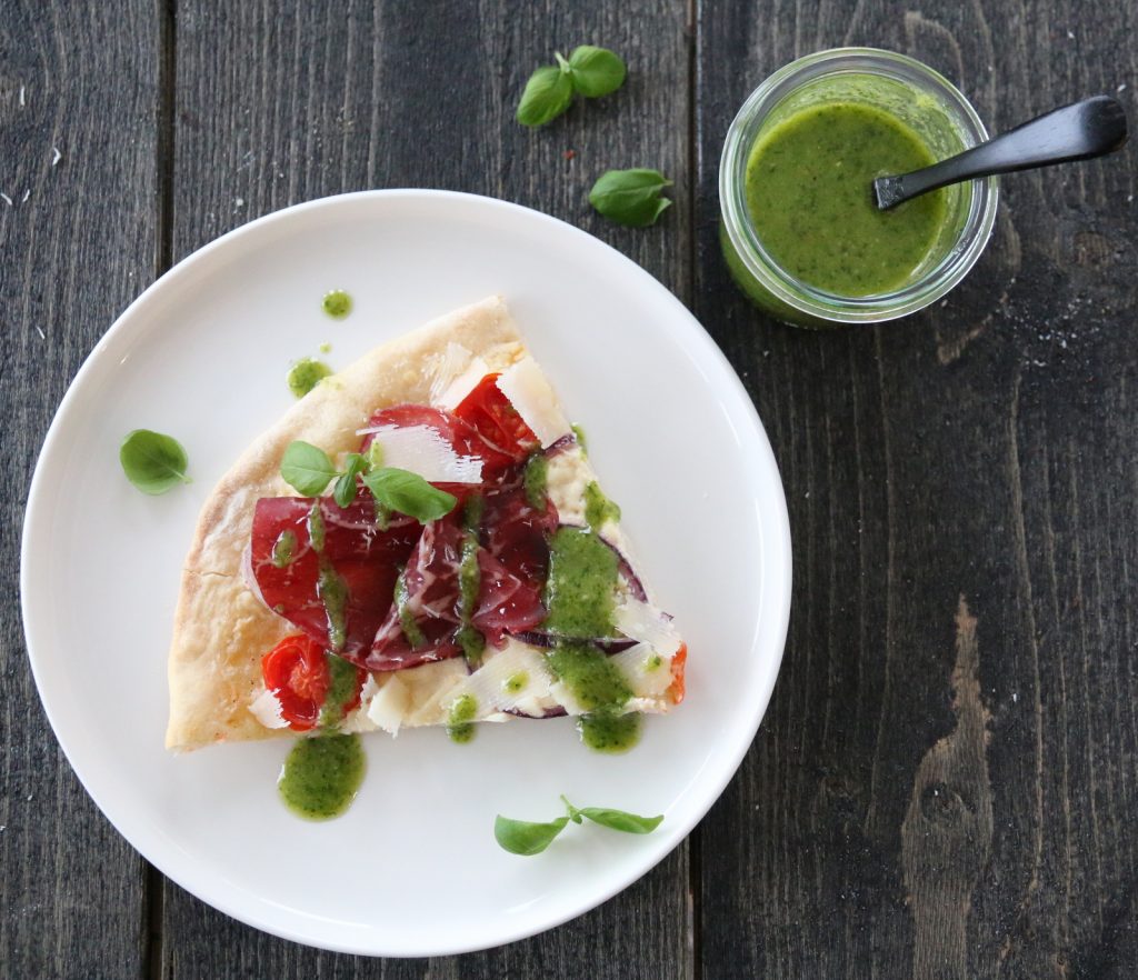 Pizza med breasola og basilikumolje