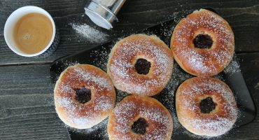 Image: «SJOKOLADESKOLEBOLLER» MED MELISDRYSS