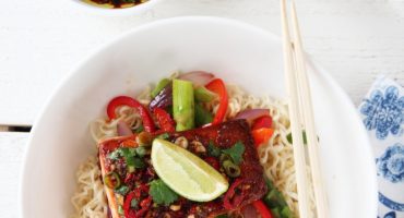 Image: LAKS MED SPICY SOYASAUS, WOKEDE GRØNNSAKER OG NUDLER (VIDEO)