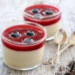 Panna cotta med bringebærsaus og pasjonsfruktsaus