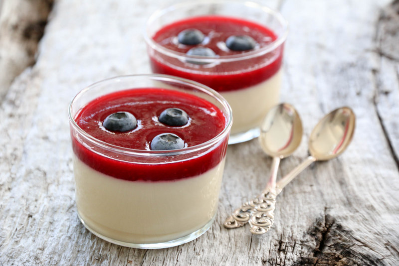 Panna cotta med bringebærsaus og pasjonsfruktsaus