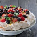 Pavlova med friske bær og pasjonsfruktsaus