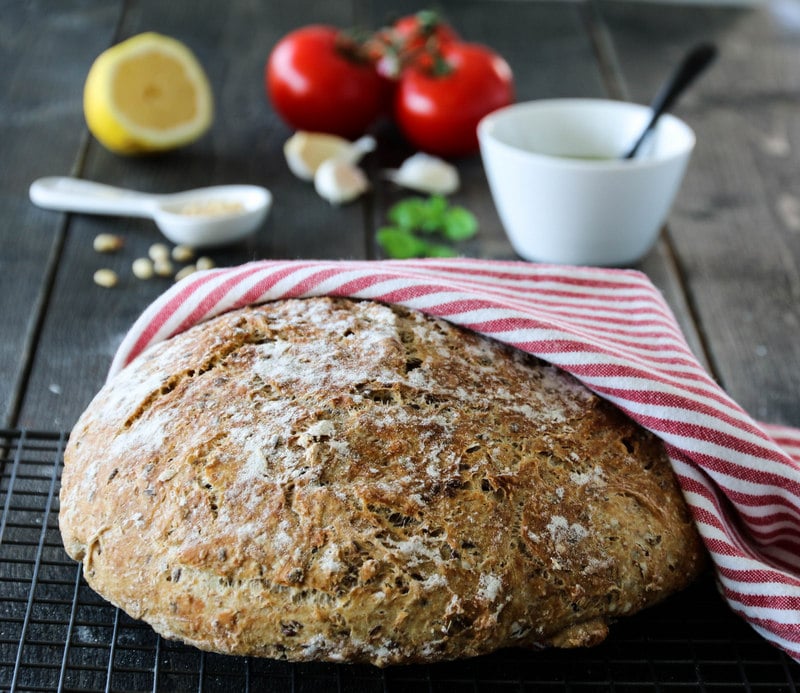 Eltefritt landbrød med basilikumpesto