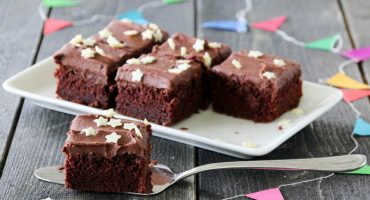 Image: SAFTIG SJOKOLADEKAKE MED SJOKOLADESMØRKREM