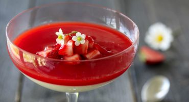 Image: PANNA COTTA MED LIME OG JORDBÆRCOULIS