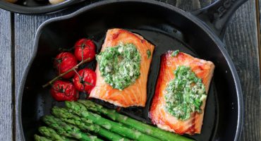 Image: LAKS MED SALSA VERDE, ASPARGES OG TOMATER