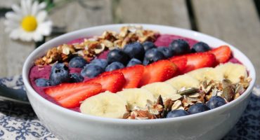 Image: SMOOTHIESKÅL MED BLÅBÆR, JORDBÆR OG BANAN