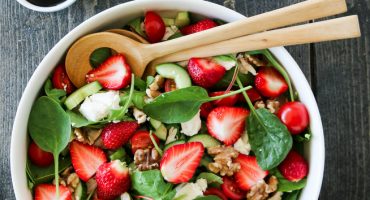 Image: KYLLINGSALAT MED JORDBÆR OG BALSAMICO