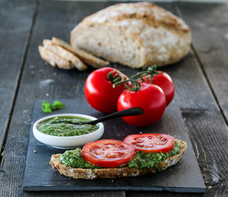 Eltefritt landbrød med basilikumpesto