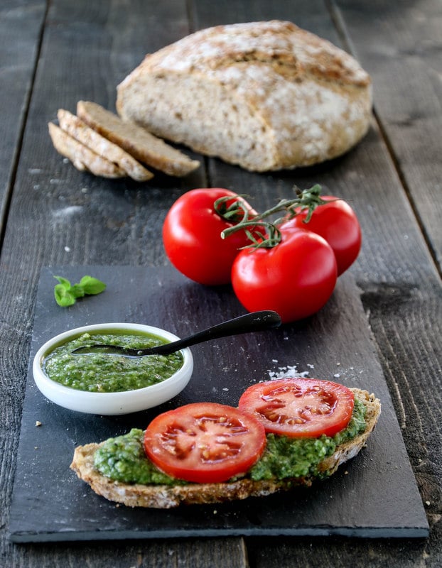 Eltefritt landbrød med basilikumpesto