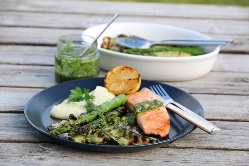 LAKS MED BLOMKÅLMOS OG GRILLEDE GRØNNSAKER MED PISTOU