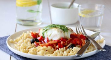 Image: TORSK MED TOMATSAUS, PASTA OG BASILIKUMPESTO