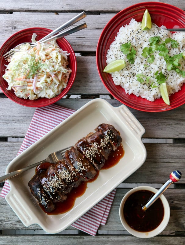 SVINENAKKE MED GLACE, RISSALAT OG COLESLAW