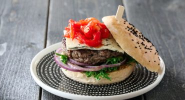 Image: HAMBURGER MED PAPRIKASALSA OG BLÅMUGGOST