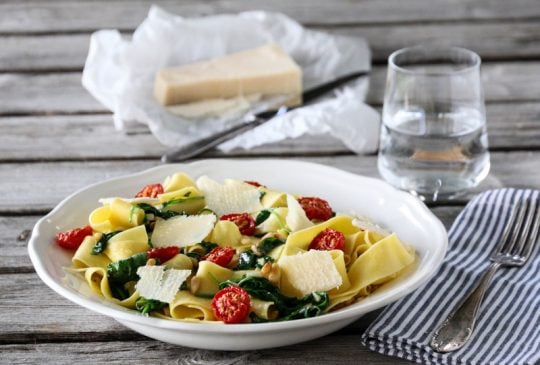 Image: PASTA MED RUCCULA, TOMATER OG PARMESAN