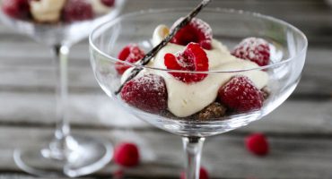 Image: OSTEKAKE PÅ GLASS MED SMULER OG BRINGEBÆR