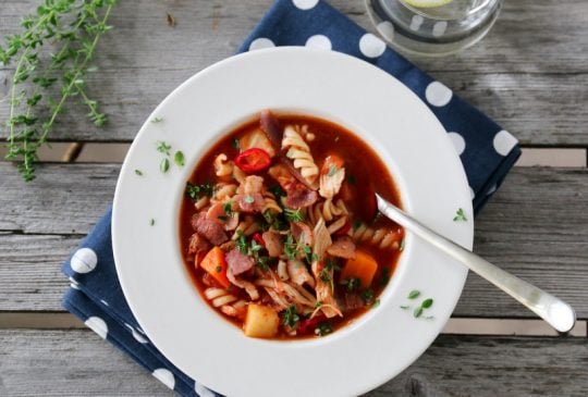 Image: MINESTRONESUPPE MED TOMAT, KYLLING OG BACON