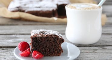 Image: SJOKOLADEKAKE MED BRINGEBÆR OG MELISDRYSS