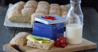 Image: LANGPANNEBRØD MED SAMMALT HVETE OG FRØ