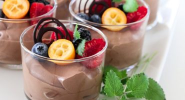 Image: SJOKOLADEMOUSSE MED SJOKOLADEDEKOR OG BÆR